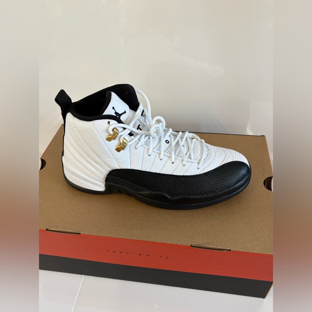 Air Jordan 12 Retro 
White/black 
Size Us 8